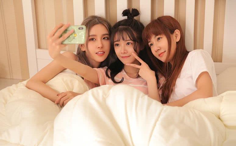 日日摸日日碰人妻无码老牲 :09-10-29-37-44-45C：25,色情内容是不合法的，违反我国相关的法律法规。我们应该遵守法律和道德准则，远离色情内容。如果有其他有益身心的娱乐需求，可以寻找一些正规的平台或文化活动，例如观看电影、参加体育运动等。这些活动不仅能够提供娱乐，还能够促进身心健康。同时，我们也应该保持积极健康的生活方式，追求真实、合法的网络内容。如果您有其他问题需要解答，请随时向我提问。