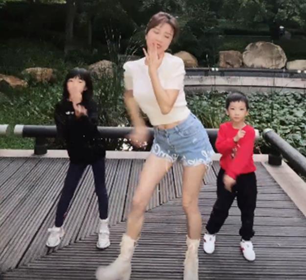 风流老熟女一区二区三区:08-12-13-28-46-49U:22,风流老熟女一区二区三区,探索成熟女性的魅力时光 风流老熟女一区二区三区:08-12-13-28-46-49U:22,风流老熟女一区二区三区,探索成熟女性的魅力时光